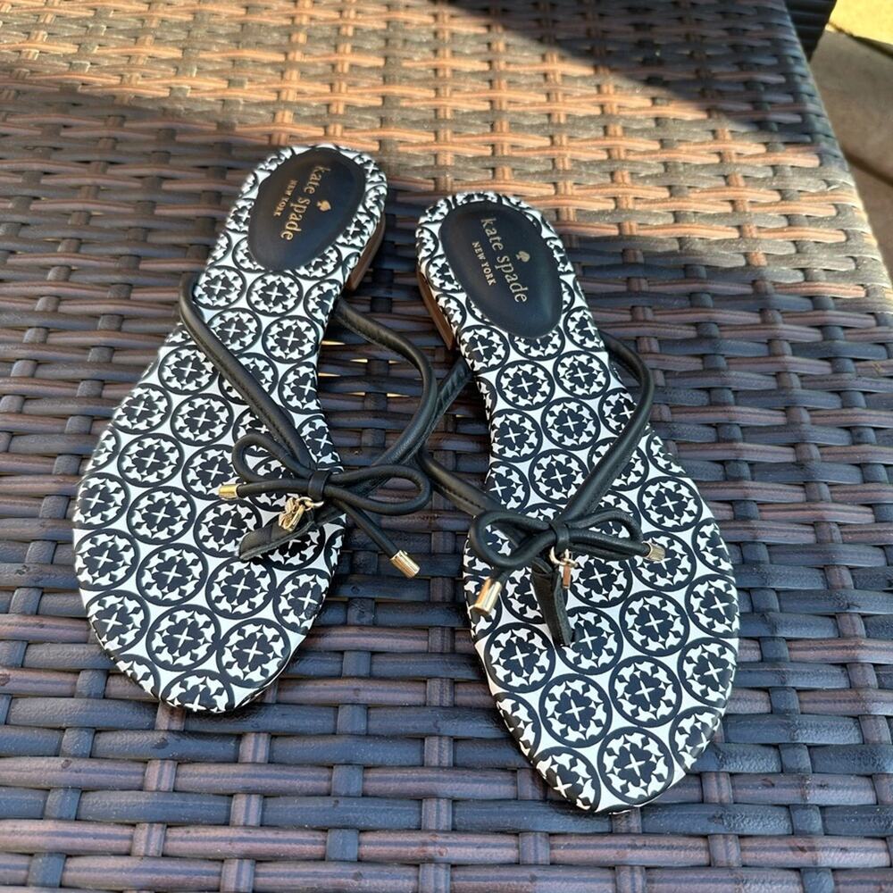 Kate Spade Women’s 7.5 M Mystic Bow and Spade Black & White Sandals NWOT - Picture 4 of 9